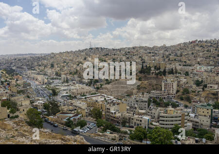 Panorama urbano di Amman downtown con anfiteatro romano dalla cittadella, Amman, Giordania Foto Stock