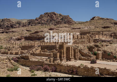 Vista del Grande Tempio e porta ad arco in città antica Petra, Giordania Foto Stock
