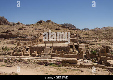 Vista del Grande Tempio e porta ad arco in città antica Petra, Giordania Foto Stock