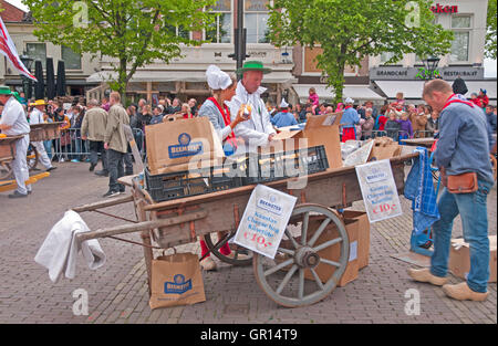 In Costume donna Olandese vende i campioni al mercato del formaggio di Alkmaar, Olanda Foto Stock