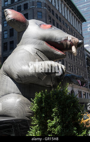 Lo 'cabby' è un Rat gigante gonfiabile alle dimostrazioni dell'Unione, New York City, USA Foto Stock