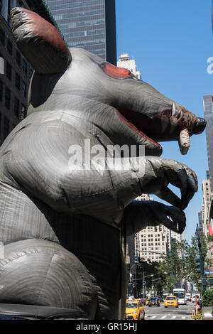 Lo 'cabby' è un Rat gigante gonfiabile alle dimostrazioni dell'Unione, New York City, USA Foto Stock