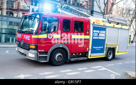 Londra Vigili del Fuoco motore su chiamata luce blu Foto Stock