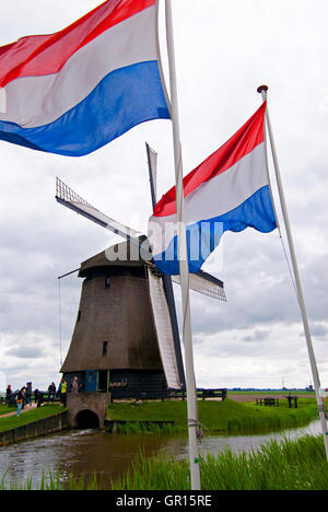 Tipico mulino a vento olandese nel villaggio di Schermerhorn, Olanda Foto Stock