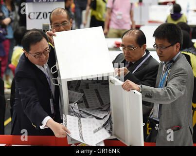 Hong Kong, Cina. 5 Sep, 2016. Fung Wah (1L), presidente del voto della commissione per gli affari della regione amministrativa speciale di Hong Kong (SAR), si apre una casella di scrutinio di Hong Kong, Cina del sud, Sett. 5, 2016. Settanta legislatori hanno eletto al sesto Consiglio legislativo della RAS di Hong Kong, secondo Hong Kong affari elettorale commissione lunedì. Credito: Lui Siu Wai/Xinhua/Alamy Live News Foto Stock