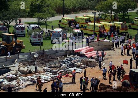 Tel Aviv, Israele. 05 Sep, 2016. Veicoli di emergenza e soccorso dei lavoratori si radunano vicino al sito in cui una struttura di parcheggio è crollata in Tel Aviv, Israele, Sett. 5, 2016. Due persone sono state uccise e decine di altri feriti o mancanti dopo un quattro-storia struttura di parcheggio a Tel Aviv è crollato lunedì, autorità israeliane detto.Credit: JINI/Xinhua/Alamy Live News Foto Stock