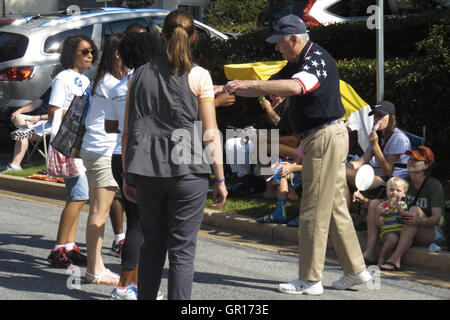 Il Greenbelt, Maryland, Stati Uniti d'America. 5 Sep, 2016. Steny Hoyer, rappresentante degli Stati Uniti per il Maryland del quinto quartiere congressuale, visto consegnare la limonata per altri partecipanti della 61a Greenbelt annuale parata del giorno del lavoro, come viene spostato verso il basso Crescent Road in Greenbelt, MD. Credito: Evan Golub/ZUMA filo/Alamy Live News Foto Stock