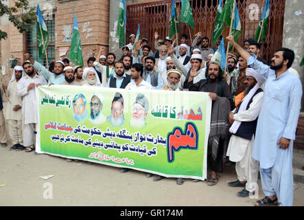 Gli attivisti del Jamat-e-Islami (JI) chant slogan contro eseguito di JI leader Quasem Mir Ali in Bangladesh durante la manifestazione di protesta a Quetta press club il lunedì, 05 settembre 2016. Foto Stock