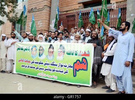 Gli attivisti del Jamat-e-Islami (JI) chant slogan contro eseguito di JI leader Quasem Mir Ali in Bangladesh durante la manifestazione di protesta a Quetta press club il lunedì, 05 settembre 2016. Foto Stock