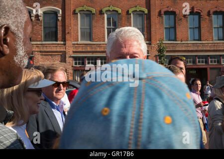 Detroit, Michigan, Stati Uniti d'America. 05 Sep, 2016. L'ex Presidente Bill Clinton marche a Detroit la parata del giorno del lavoro, campagne per la moglie Hillary. Credito: Jim West/Alamy Live News Foto Stock