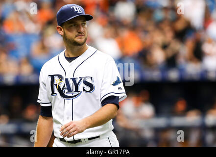 San Pietroburgo, Florida, Stati Uniti d'America. 5 Sep, 2016. Tampa Bay Rays a partire lanciatore Matt Andriese (35) dopo l'inizio della quinta inning di gioco tra il Baltimore Orioles e il Tampa Bay Rays in campo Tropicana a San Pietroburgo, Fla. lunedì, Sett. 5, 2016. Credito: Sarà Vragovic/Tampa Bay volte/ZUMA filo/Alamy Live News Foto Stock