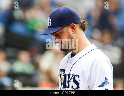 San Pietroburgo, Florida, Stati Uniti d'America. 5 Sep, 2016. Tampa Bay Rays a partire lanciatore Matt Andriese (35) dopo l'inizio della quinta inning di gioco tra il Baltimore Orioles e il Tampa Bay Rays in campo Tropicana a San Pietroburgo, Fla. lunedì, Sett. 5, 2016. Credito: Sarà Vragovic/Tampa Bay volte/ZUMA filo/Alamy Live News Foto Stock