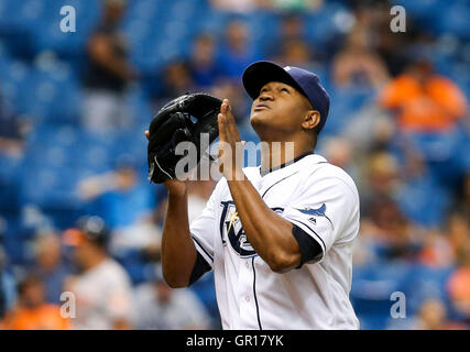 San Pietroburgo, Florida, Stati Uniti d'America. 5 Sep, 2016. Tampa Bay Rays relief pitcher Enny Romero (45) dopo l'inizio del nono inning di gioco tra il Baltimore Orioles e il Tampa Bay Rays in campo Tropicana a San Pietroburgo, Fla. lunedì, Sett. 5, 2016. Il Baltimore Orioles battere il Tampa Bay Rays 7-3. Credito: Sarà Vragovic/Tampa Bay volte/ZUMA filo/Alamy Live News Foto Stock
