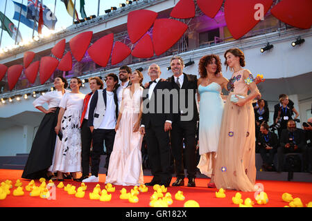 Venezia, Italia. 5 Sep, 2016. I Cast Members posano per una foto di come essi arrivano per la premiere del film "piuma" presso la 73rd Festival del Cinema di Venezia a Venezia, Italia, il 7 settembre 5, 2016. Credito: Jin Yu/Xinhua/Alamy Live News Foto Stock