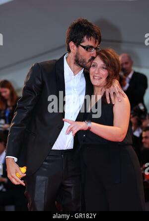 Venezia, Italia. 5 Sep, 2016. Director Stefano Johnson (L) baci Ottavia Madeddu come essi arrivano per la premiere del film "piuma" presso la 73rd Festival del Cinema di Venezia a Venezia, Italia, il 7 settembre 5, 2016. Credito: Jin Yu/Xinhua/Alamy Live News Foto Stock