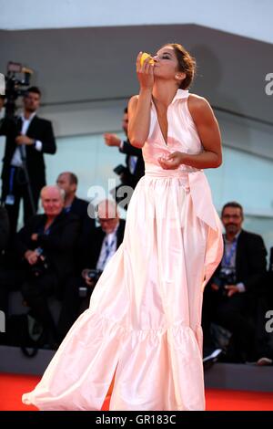 Venezia, Italia. 5 Sep, 2016. L'attrice Blu Yoshimi arriva per la premiere del film "piuma" presso la 73rd Festival del Cinema di Venezia a Venezia, Italia, il 7 settembre 5, 2016. Credito: Jin Yu/Xinhua/Alamy Live News Foto Stock