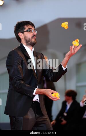 Venezia, Italia. 5 Sep, 2016. Director Stefano Johnson gioca con bagno anatre come egli arriva per la premiere del film "piuma" presso la 73rd Festival del Cinema di Venezia a Venezia, Italia, il 7 settembre 5, 2016. Credito: Jin Yu/Xinhua/Alamy Live News Foto Stock