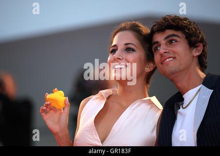 Venezia, Italia. 5 Sep, 2016. L'attrice Blu Yoshimi (L) pone con l'attore Luigi fedele che arrivano per la premiere del film "piuma" presso la 73rd Festival del Cinema di Venezia a Venezia, Italia, il 7 settembre 5, 2016. Credito: Jin Yu/Xinhua/Alamy Live News Foto Stock