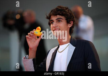 Venezia, Italia. 5 Sep, 2016. Attore Luigi Fedele arriva per la premiere del film "piuma" presso la 73rd Festival del Cinema di Venezia a Venezia, Italia, il 7 settembre 5, 2016. Credito: Jin Yu/Xinhua/Alamy Live News Foto Stock