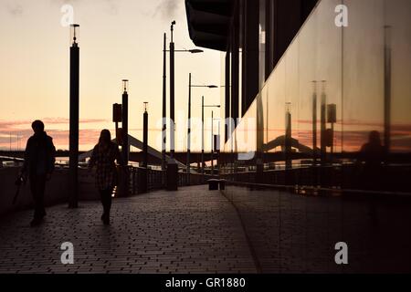Glasgow, Scotland, Regno Unito. 5 Settembre, 2016. Regno Unito meteo. La riflessione del ponte di sottolineatura ondulate come il sole tramonta in Glasgow Credit: Tony Clerkson/Alamy Live News Foto Stock