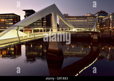 Glasgow, Scotland, Regno Unito. 5 Settembre, 2016. Regno Unito meteo. Tramonto a la sottolineatura ondulate ponte sul fiume Clyde Credito: Tony Clerkson/Alamy Live News Foto Stock