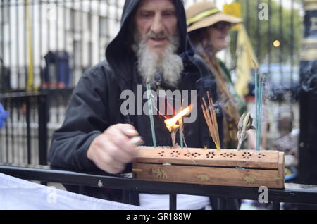 Londra, Regno Unito. 5 Settembre, 2016. Inglese druidi iniziare veglia contro fracking di fronte a Downing street. Credito: Philip Robins/Alamy Live News Foto Stock