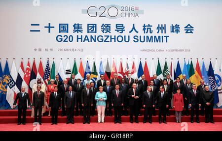 Hangzhou (Cina). 5 Settembre, 2016. I leader del mondo di stand per una foto di gruppo durante la sessione di apertura del vertice G20 presso l'International Expo Center Settembre 4, 2016 in Hangzhou (Cina). Credito: Planetpix/Alamy Live News Foto Stock