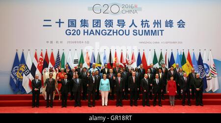 Hangzhou (Cina). 5 Settembre, 2016. I leader del mondo di stand per una foto di gruppo durante la sessione di apertura del vertice G20 presso l'International Expo Center Settembre 4, 2016 in Hangzhou (Cina). Credito: Planetpix/Alamy Live News Foto Stock