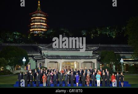 Hangzhou (Cina). 5 Settembre, 2016. I leader del mondo che frequentano il vertice G20 supporto per una foto di famiglia davanti al Leifeng Pagoda di Westlake Settembre 4, 2016 in Hangzhou (Cina). Credito: Planetpix/Alamy Live News Foto Stock