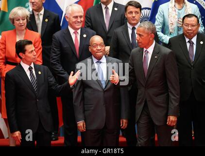 Hangzhou (Cina). 5 Settembre, 2016. Il Presidente messicano Enrique Peña Nieto, sinistra, chat con gli Stati Uniti Il presidente Barack Obama come i leader del mondo di stand per una foto di gruppo durante la sessione di apertura del vertice G20 presso l'International Expo Center Settembre 4, 2016 in Hangzhou (Cina). Credito: Planetpix/Alamy Live News Foto Stock