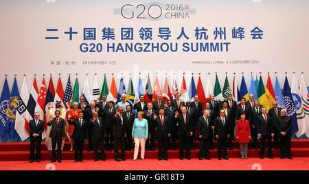 Hangzhou (Cina). 5 Settembre, 2016. I leader del mondo di stand per una foto di gruppo durante la sessione di apertura del vertice G20 presso l'International Expo Center Settembre 4, 2016 in Hangzhou (Cina). Credito: Planetpix/Alamy Live News Foto Stock