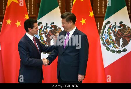 Hangzhou (Cina). 5 Settembre, 2016. Il Presidente messicano Enrique Peña Nieto è accolto dal presidente cinese Xi Jinping per un incontro bilaterale a margine del vertice del G20 allo stato Guest House il 4 settembre 2016 in Hangzhou (Cina). Credito: Planetpix/Alamy Live News Foto Stock