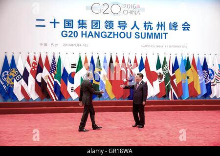 Hangzhou (Cina). 5 Settembre, 2016. Il Presidente degli Stati Uniti Barack Obama è accolto dal presidente cinese Xi Jinping all'arrivo per il vertice del G20 presso l'International Expo Center Settembre 4, 2016 in Hangzhou (Cina). Credito: Planetpix/Alamy Live News Foto Stock