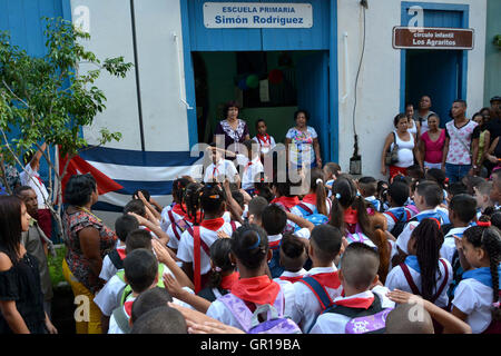 L'Avana, Cuba. 5 Sep, 2016. Gli studenti celebrare l apertura di un nuovo semestre presso la Scuola Elementare di Simon Rodriguez in Havana, Cuba, sul Sett. 5, 2016. Circa 2 milioni di studenti cubani tornati a scuole e università il lunedì. © Joaquin Hernandez/Xinhua/Alamy Live News Foto Stock