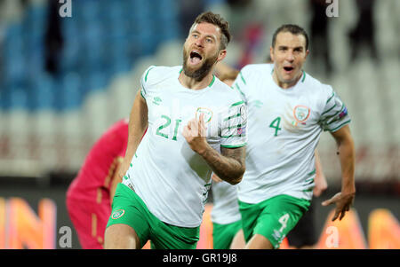 A Belgrado, in Serbia. 5 Sep, 2016. Repubblica di Irlanda's Daryl Murphy (L) celebra dopo rigature durante la Coppa del Mondo di calcio 2018 match di qualificazione tra la Serbia e la Repubblica di Irlanda a Belgrado in Serbia, sul Sett. 5, 2016. La partita si è conclusa con un pareggio per 2-2. © Predrag Milosavljevic/Xinhua/Alamy Live News Foto Stock