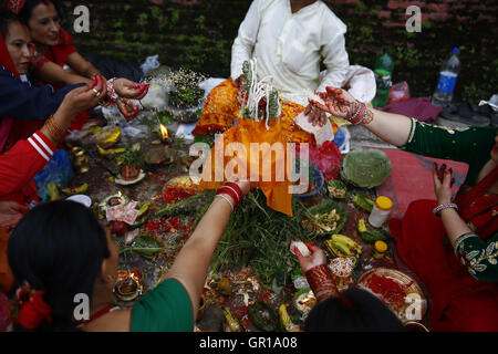 Kathmandu, Nepal. 6 Sep, 2016. Nepalese donne Indù offrendo preghiere per purificare se stessi nel fiume Bagmati all'interno del tempio Pashupathinath premessa, un sito Patrimonio Mondiale dell'UNESCO a Kathmandu, Nepal martedì 6 settembre, 16. Rishi panchami è osservata per contrassegnare la fine di tre giorni di festival Teej quando le donne culto Sapta Rishi (Sette Santi) l'ultimo giorno per lavare via le impurità per tutto l'anno. Credito: Skanda Gautam/ZUMA filo/Alamy Live News Foto Stock