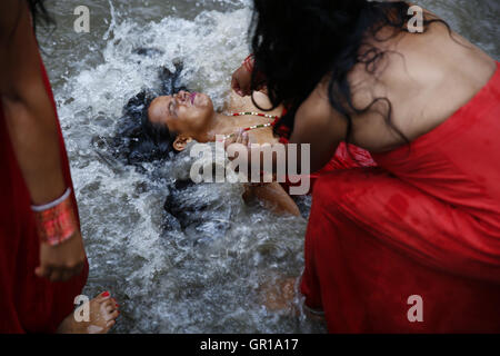 Kathmandu, Nepal. 6 Sep, 2016. Un Nepalese donna Indù si tuffa nel fiume Bagmati all'interno del tempio Pashupathinath premessa, un sito Patrimonio Mondiale dell'UNESCO a Kathmandu, Nepal martedì 6 settembre, 16. Rishi panchami è osservata per contrassegnare la fine di tre giorni di festival Teej quando le donne culto Sapta Rishi (Sette Santi) l'ultimo giorno per lavare via le impurità per tutto l'anno. Credito: Skanda Gautam/ZUMA filo/Alamy Live News Foto Stock