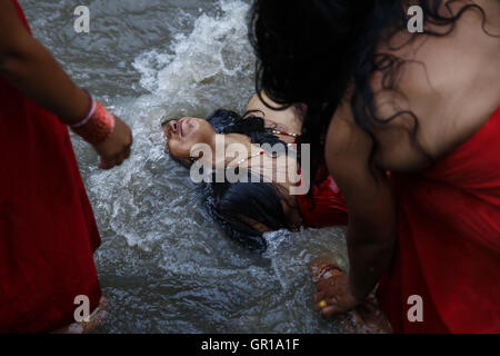 Kathmandu, Nepal. 6 Sep, 2016. Un Nepalese donna Indù si tuffa nel fiume Bagmati a purificare se stessa all'interno del tempio Pashupathinath premessa, un sito Patrimonio Mondiale dell'UNESCO a Kathmandu, Nepal martedì 6 settembre, 16. Rishi panchami è osservata per contrassegnare la fine di tre giorni di festival Teej quando le donne culto Sapta Rishi (Sette Santi) l'ultimo giorno per lavare via le impurità per tutto l'anno. Credito: Skanda Gautam/ZUMA filo/Alamy Live News Foto Stock