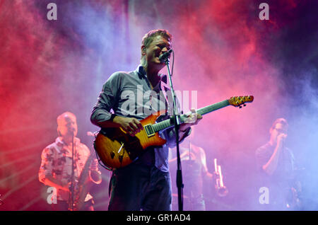 Band britannica Livello 42 hanno avuto il loro primo concerto di sempre in Buenos Aires. Foto: il chitarrista Nathan re Foto Stock