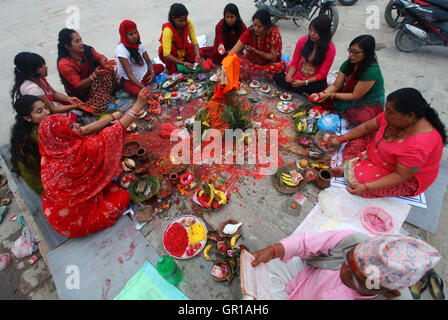 Kathmandu, Nepal. 6 Sep, 2016. Donne indù offrire preghiere sulla banca del fiume Bagmati durante il Rishi panchami festival in Kathmandu, Nepal, Sett. 6, 2016. Rishi panchami festival segna la fine dei tre giorni di festival Teej quando le donne culto Sapta Rishi (Sette Santi) e pregare per la salute per il loro marito mentre le donne non sposate desiderate per il bel marito e felice vita coniugale. © Sunil Sharma/Xinhua/Alamy Live News Foto Stock