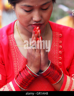 Kathmandu, Nepal. 6 Sep, 2016. Una donna Indù offre preghiere durante il Rishi panchami festival in Kathmandu, Nepal, Sett. 6, 2016. Rishi panchami festival segna la fine dei tre giorni di festival Teej quando le donne culto Sapta Rishi (Sette Santi) e pregare per la salute per il loro marito mentre le donne non sposate desiderate per il bel marito e felice vita coniugale. © Sunil Sharma/Xinhua/Alamy Live News Foto Stock