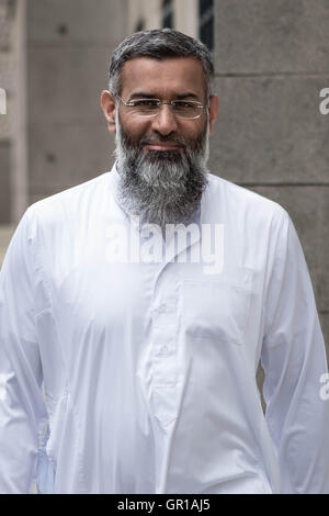 Londra, Regno Unito. Il 29 giugno 2016. Immagine del file: di islamisti Anjem Choudary. Choudary è attualmente in attesa di frase dopo essere stato trovato colpevole di invitare il supporto per ISIS. Visto qui in una delle ultime apparizioni pubbliche di lui prima di essere preso in custodia dopo il verdetto di colpevolezza di Old Bailey Corte Credito: Guy Corbishley/Alamy Live News Foto Stock