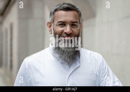 Londra, Regno Unito. Il 29 giugno 2016. Immagine del file: di islamisti Anjem Choudary. Choudary è attualmente in attesa di frase dopo essere stato trovato colpevole di invitare il supporto per ISIS. Visto qui in una delle ultime apparizioni pubbliche di lui prima di essere preso in custodia dopo il verdetto di colpevolezza di Old Bailey Corte Credito: Guy Corbishley/Alamy Live News Foto Stock