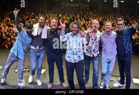 Band britannica Livello 42 hanno avuto il loro primo concerto di sempre in Buenos Aires, come parte della loro Latin American tour. Foto Stock