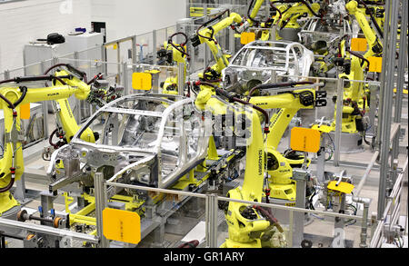 Diversi robot di saldatura lavorare sulla carrozzeria del modello Panamera la fabbrica di Lipsia, in Germania, 02 settembre 2016. Il costruttore di automobili Porsche è in fase di avvio della produzione del modello Panamera presso il suo stabilimento di Lipsia. Poiché il luglio pausa estiva, la seconda generazione di quattro porte auto è ora essendo costruito completamente in Leipzig. Negli ultimi due anni la Porsche della pianta è stata ampiamente espanso, in parte per un nuovo impianto per la costruzione della carrozzeria. 600 nuovi posti di lavoro sono stati creati e in autunno più di 4 mila persone saranno impiegate in Leipzig. Foto: JAN WOITAS/dpa Foto Stock