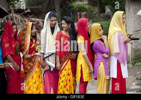 Kathmandu, Nepal. 6 Sep, 2016. Nepalese donne Indù stand in coda per offrire preghiere durante Rishi panchami festival presso Risheshwor Mahadev a Kathmandu, capitale del Nepal, Sett. 6, 2016. Rishi panchami festival segna la fine dei tre giorni di festival Teej quando le donne culto Sapta Rishi (Sette Santi) e pregare per la salute per il loro marito mentre le donne non sposate desiderate per il bel marito e felice vita coniugale. Credito: Pratap Thapa/Xinhua/Alamy Live News Foto Stock