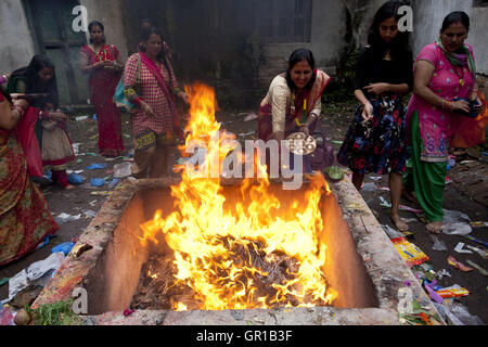 Kathmandu, Nepal. 6 Sep, 2016. Nepalese donne Indù offrire preghiere durante Rishi panchami festival presso Risheshwor Mahadev a Kathmandu, capitale del Nepal, Sett. 6, 2016. Rishi panchami festival segna la fine dei tre giorni di festival Teej quando le donne culto Sapta Rishi (Sette Santi) e pregare per la salute per il loro marito mentre le donne non sposate desiderate per il bel marito e felice vita coniugale. Credito: Pratap Thapa/Xinhua/Alamy Live News Foto Stock