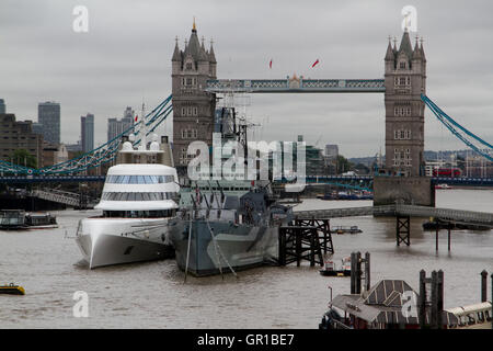 A 300 milioni di dollari di superyacht dal miliardario russo Andrey Melnichenko navigato fino al fiume Tamigi di moro al fianco di HMS Belfast. Il misuratore 119 superyacht è stato progettato da Philip Starck e costruito alla Blohm e Voos cantieri navali nel 2008 Credit: amer ghazzal/Alamy Live News Foto Stock