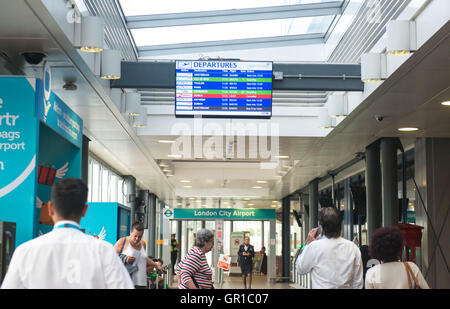 Londra Inghilterra. 6 Septermber 2016. Tutti i voli in e out of London City Airport sono state distrutte dopo manifestanti hanno nuotato attraverso un dock per raggiungere la pista Credito: Michael Tubi/Alamy Live News Foto Stock