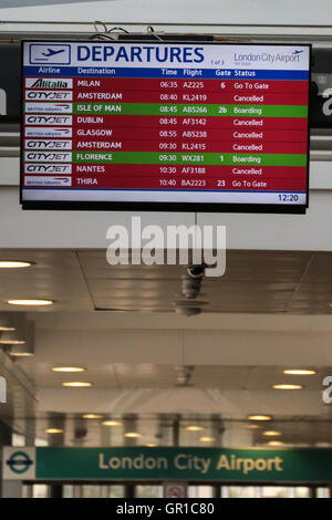 L'aeroporto di London City, Londra, Regno Unito. 6 Sep, 2016. Decine di voli ha dovuto essere deviato o annullati dopo nero vive questione manifestanti espugnato la pista al city airport. Credito: Thabo Jaiyesimi/Alamy Live News Foto Stock